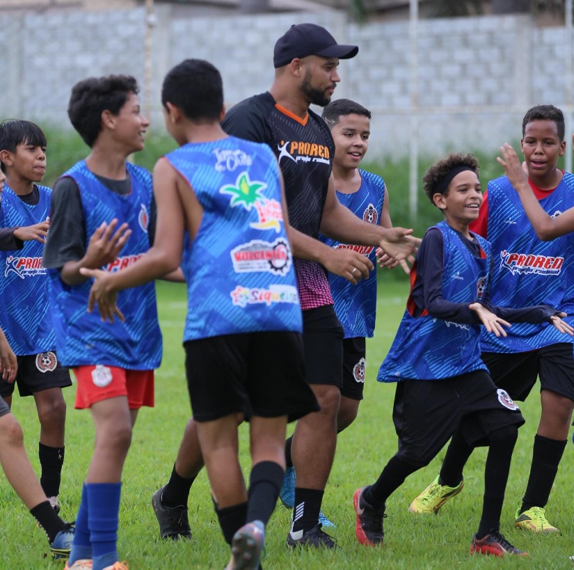 Crianças no treino de futebol do PRORED